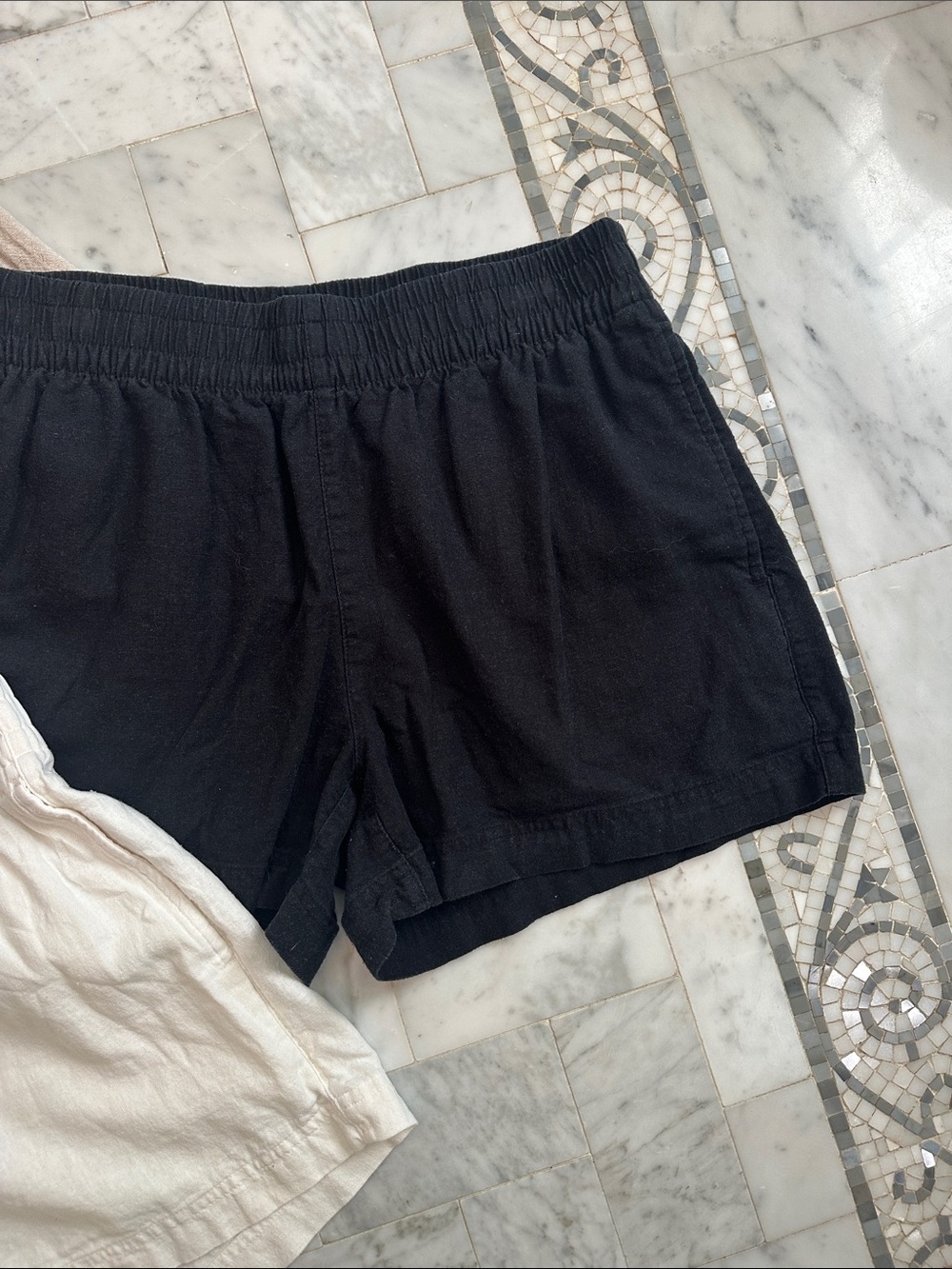 Old Navy M Women’s Elastic-Waist Linen Blend Casual Shorts - Black, White, Oat - Picture 8 of 13